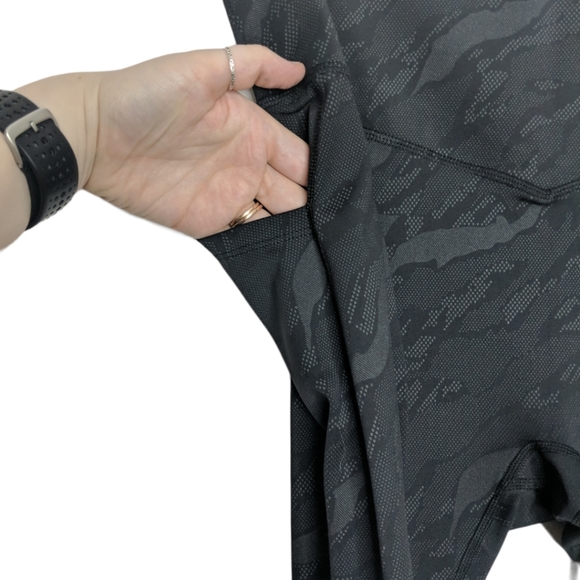 Curves and Combatboots XL Luminous Camo Leggings Black V4 - Picture 12 of 12